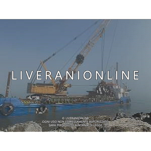 Chiatta con gru per i lavori di rimozione, sistemazione e consolidamento della scogliera sulla banchina al molo del Porto di Rimini Febbraio 2023 ©Agenzia Aldo Liverani Sas