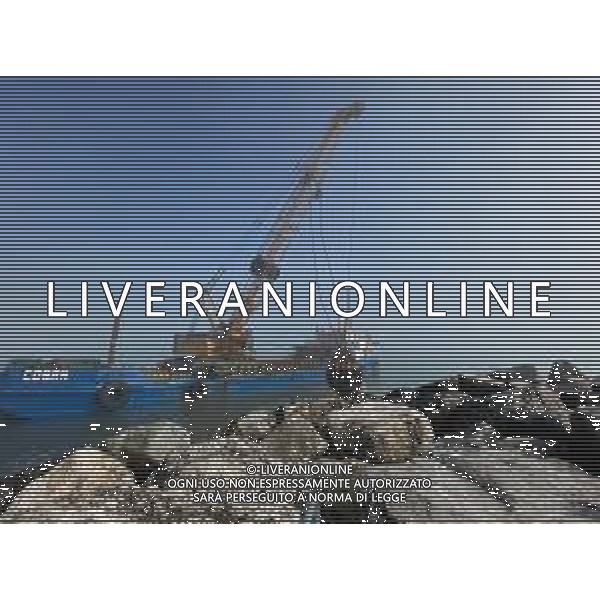 Chiatta con gru per i lavori di rimozione, sistemazione e consolidamento della scogliera sulla banchina al molo del Porto di Rimini Febbraio 2023 ©Agenzia Aldo Liverani Sas