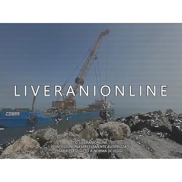 Chiatta con gru per i lavori di rimozione, sistemazione e consolidamento della scogliera sulla banchina al molo del Porto di Rimini Febbraio 2023 ©Agenzia Aldo Liverani Sas