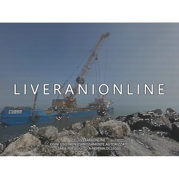 Chiatta con gru per i lavori di rimozione, sistemazione e consolidamento della scogliera sulla banchina al molo del Porto di Rimini Febbraio 2023 ©Agenzia Aldo Liverani Sas