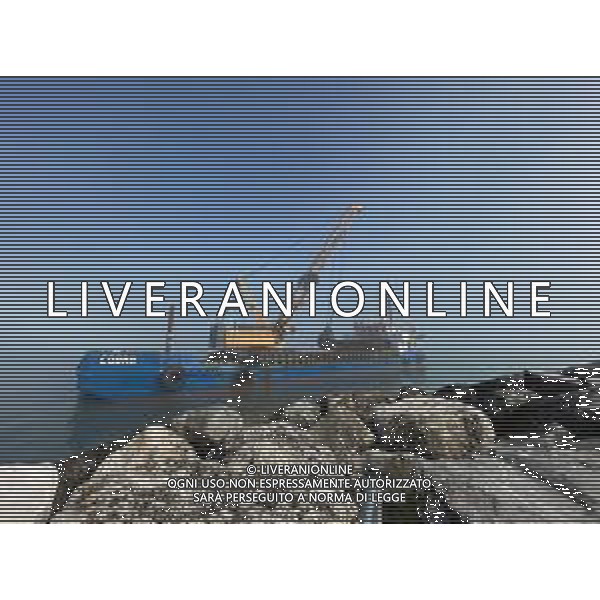 Chiatta con gru per i lavori di rimozione, sistemazione e consolidamento della scogliera sulla banchina al molo del Porto di Rimini Febbraio 2023 ©Agenzia Aldo Liverani Sas