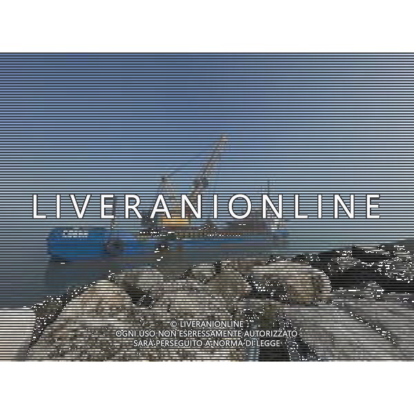 Chiatta con gru per i lavori di rimozione, sistemazione e consolidamento della scogliera sulla banchina al molo del Porto di Rimini Febbraio 2023 ©Agenzia Aldo Liverani Sas