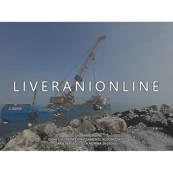 Chiatta con gru per i lavori di rimozione, sistemazione e consolidamento della scogliera sulla banchina al molo del Porto di Rimini Febbraio 2023 ©Agenzia Aldo Liverani Sas