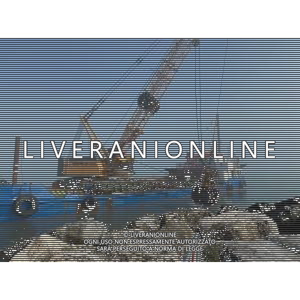 Chiatta con gru per i lavori di rimozione, sistemazione e consolidamento della scogliera sulla banchina al molo del Porto di Rimini Febbraio 2023 ©Agenzia Aldo Liverani Sas