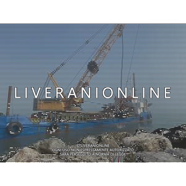 Chiatta con gru per i lavori di rimozione, sistemazione e consolidamento della scogliera sulla banchina al molo del Porto di Rimini Febbraio 2023 ©Agenzia Aldo Liverani Sas