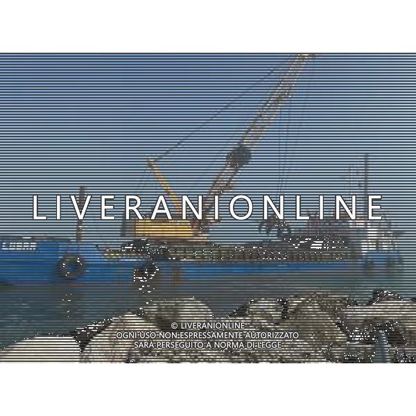 Chiatta con gru per i lavori di rimozione, sistemazione e consolidamento della scogliera sulla banchina al molo del Porto di Rimini Febbraio 2023 ©Agenzia Aldo Liverani Sas
