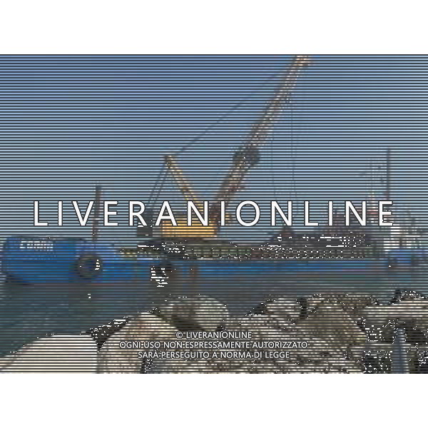 Chiatta con gru per i lavori di rimozione, sistemazione e consolidamento della scogliera sulla banchina al molo del Porto di Rimini Febbraio 2023 ©Agenzia Aldo Liverani Sas