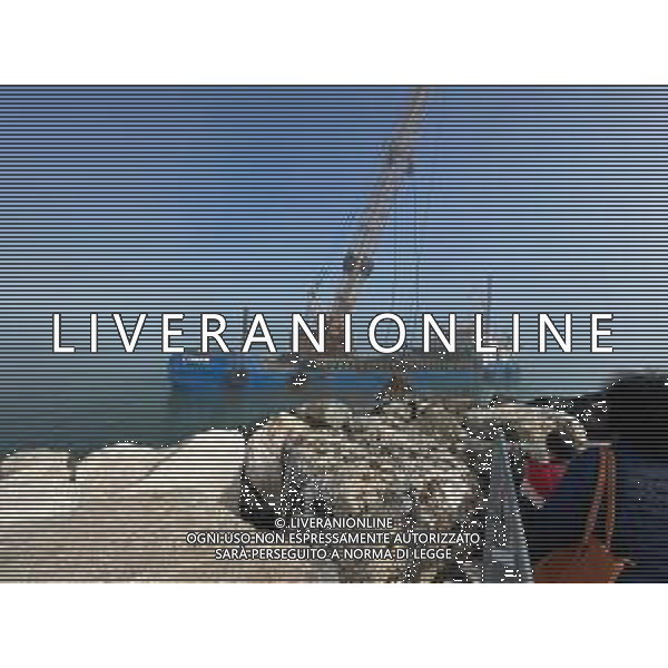 Chiatta con gru per i lavori di rimozione, sistemazione e consolidamento della scogliera sulla banchina al molo del Porto di Rimini Febbraio 2023 ©Agenzia Aldo Liverani Sas