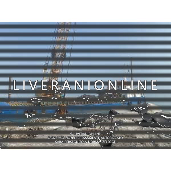 Chiatta con gru per i lavori di rimozione, sistemazione e consolidamento della scogliera sulla banchina al molo del Porto di Rimini Febbraio 2023 ©Agenzia Aldo Liverani Sas
