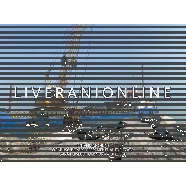 Chiatta con gru per i lavori di rimozione, sistemazione e consolidamento della scogliera sulla banchina al molo del Porto di Rimini Febbraio 2023 ©Agenzia Aldo Liverani Sas