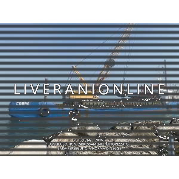 Chiatta con gru per i lavori di rimozione, sistemazione e consolidamento della scogliera sulla banchina al molo del Porto di Rimini Febbraio 2023 ©Agenzia Aldo Liverani Sas
