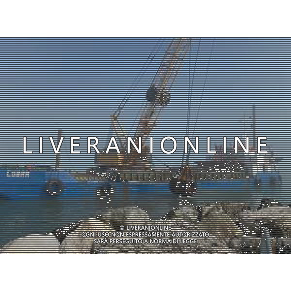 Chiatta con gru per i lavori di rimozione, sistemazione e consolidamento della scogliera sulla banchina al molo del Porto di Rimini Febbraio 2023 ©Agenzia Aldo Liverani Sas