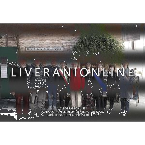 ZCP Santarcangelo di Romagna 17/03/2023 Il Mangano ruota in legno del 1633 utilizzato per la stampa a mano nella bottega artigianale della famiglia Marchi compie 390 anni e per questa occasione è stata consegnata la targa che attesta l\'iscrizione nell\'albo delle botteghe storiche dell\'Emilia Romagna - nella foto: la sindaca Alice Parma con la consigliera Manuela Guaitoli in rappresentanza della provincia di Rimini insieme alla giunta comunale di Santarcangelo e la famiglia marchi ©Claudio Zamagni/ / AGENZIA ALDO LIVERANI SAS