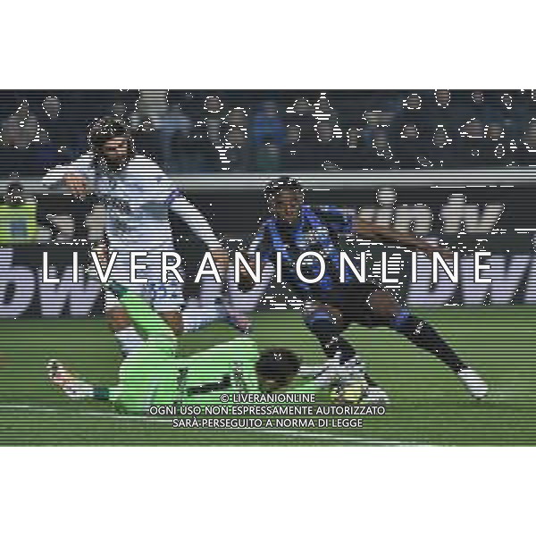 TVRG Samuele Perisan (Empoli) esce sui piedi di Duvan Zapata (Atalanta) Atalanta vs Empoli Bergamo 17-03-2023 Gewiss Stadium - Stadio Atleti Azzurri d\'Italia Campionato Serie A TIM - 27a giornata foto Roberto Garavaglia/ag. Aldo Liverani sas