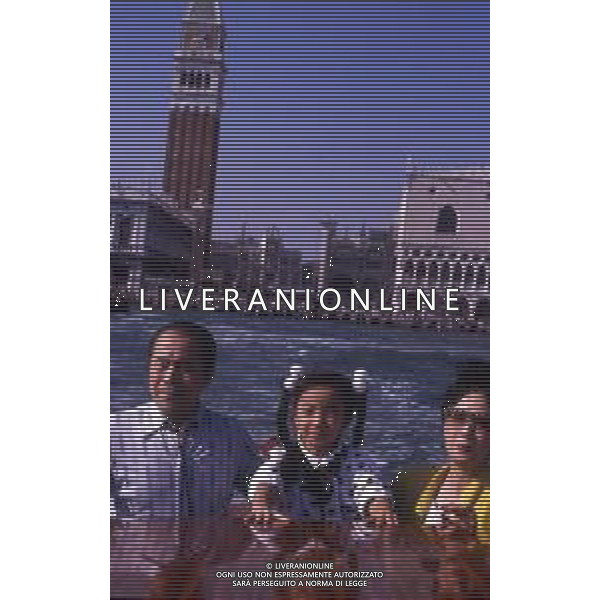 RETROSPETTIVA TOSHIRO MIFUNE REGISTA NELLA FOTO TOSHIRO MIFUNE A VENEZIA NELL\'ANNO 1989 CON LA FAMIGLIA AG ALDO LIVERANI SAS 