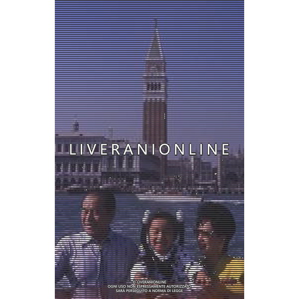 RETROSPETTIVA TOSHIRO MIFUNE REGISTA NELLA FOTO TOSHIRO MIFUNE A VENEZIA NELL\'ANNO 1989 CON LA FAMIGLIA AG ALDO LIVERANI SAS 