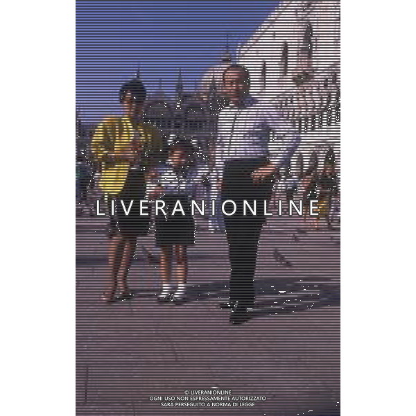 RETROSPETTIVA TOSHIRO MIFUNE REGISTA NELLA FOTO TOSHIRO MIFUNE A VENEZIA NELL\'ANNO 1989 CON LA FAMIGLIA AG ALDO LIVERANI SAS 