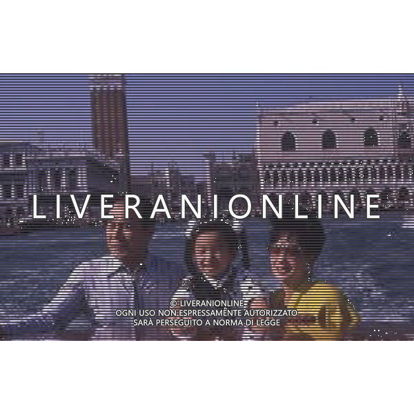 RETROSPETTIVA TOSHIRO MIFUNE REGISTA NELLA FOTO TOSHIRO MIFUNE A VENEZIA NELL\'ANNO 1989 CON LA FAMIGLIA AG ALDO LIVERANI SAS 