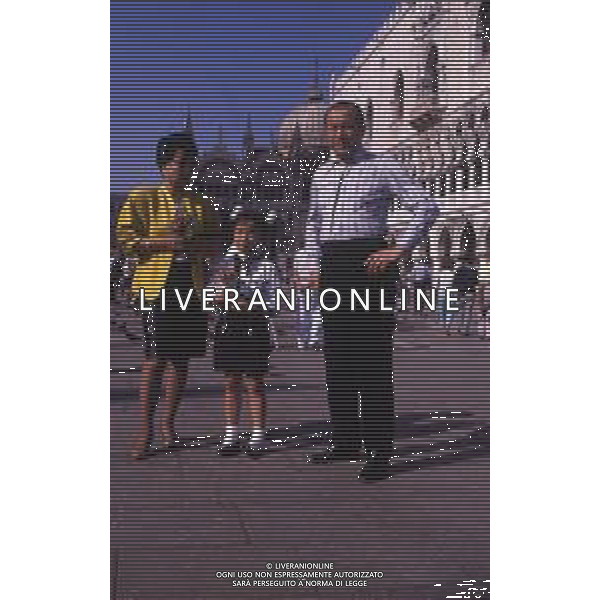 RETROSPETTIVA TOSHIRO MIFUNE REGISTA NELLA FOTO TOSHIRO MIFUNE A VENEZIA NELL\'ANNO 1989 CON LA FAMIGLIA AG ALDO LIVERANI SAS 