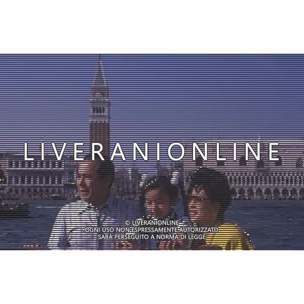 RETROSPETTIVA TOSHIRO MIFUNE REGISTA NELLA FOTO TOSHIRO MIFUNE A VENEZIA NELL\'ANNO 1989 CON LA FAMIGLIA AG ALDO LIVERANI SAS 