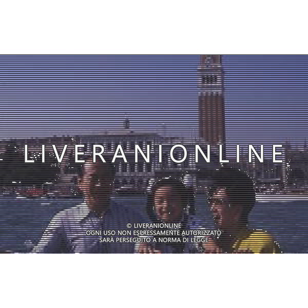 RETROSPETTIVA TOSHIRO MIFUNE REGISTA NELLA FOTO TOSHIRO MIFUNE A VENEZIA NELL\'ANNO 1989 CON LA FAMIGLIA AG ALDO LIVERANI SAS 