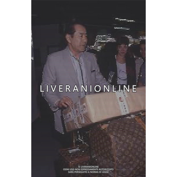 RETROSPETTIVA TOSHIRO MIFUNE REGISTA NELLA FOTO TOSHIRO MIFUNE A VENEZIA NELL\'ANNO 1989 CON LA FAMIGLIA AG ALDO LIVERANI SAS 