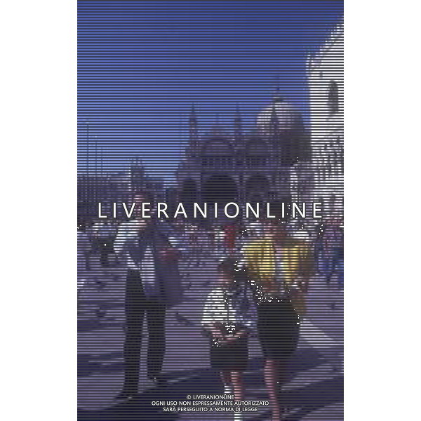 RETROSPETTIVA TOSHIRO MIFUNE REGISTA NELLA FOTO TOSHIRO MIFUNE A VENEZIA NELL\'ANNO 1989 CON LA FAMIGLIA AG ALDO LIVERANI SAS 