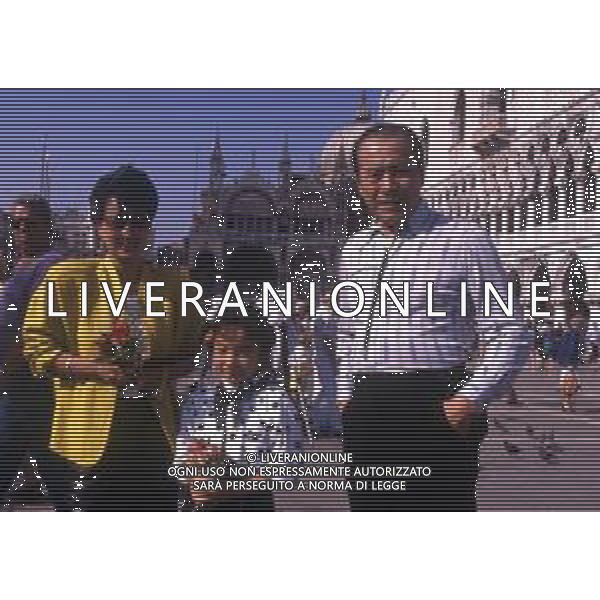 RETROSPETTIVA TOSHIRO MIFUNE REGISTA NELLA FOTO TOSHIRO MIFUNE A VENEZIA NELL\'ANNO 1989 CON LA FAMIGLIA AG ALDO LIVERANI SAS 