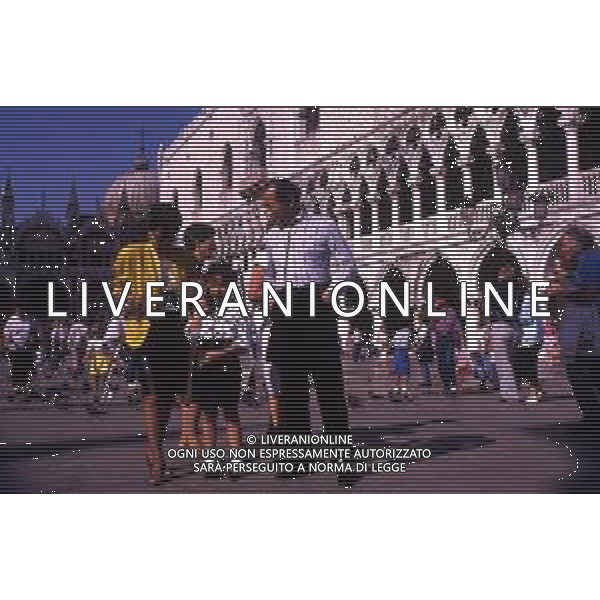 RETROSPETTIVA TOSHIRO MIFUNE REGISTA NELLA FOTO TOSHIRO MIFUNE A VENEZIA NELL\'ANNO 1989 CON LA FAMIGLIA AG ALDO LIVERANI SAS 