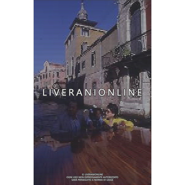 RETROSPETTIVA TOSHIRO MIFUNE REGISTA NELLA FOTO TOSHIRO MIFUNE A VENEZIA NELL\'ANNO 1989 CON LA FAMIGLIA AG ALDO LIVERANI SAS 
