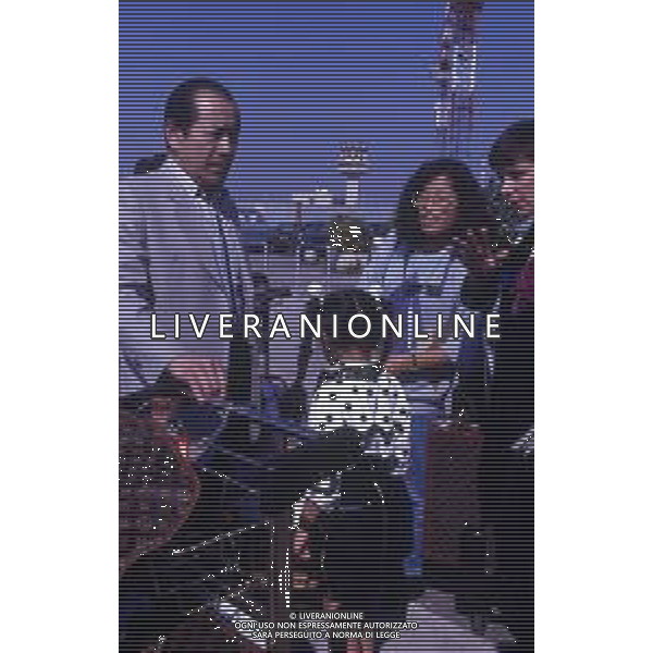 RETROSPETTIVA TOSHIRO MIFUNE REGISTA NELLA FOTO TOSHIRO MIFUNE A VENEZIA NELL\'ANNO 1989 CON LA FAMIGLIA AG ALDO LIVERANI SAS 