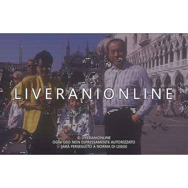 RETROSPETTIVA TOSHIRO MIFUNE REGISTA NELLA FOTO TOSHIRO MIFUNE A VENEZIA NELL\'ANNO 1989 CON LA FAMIGLIA AG ALDO LIVERANI SAS 