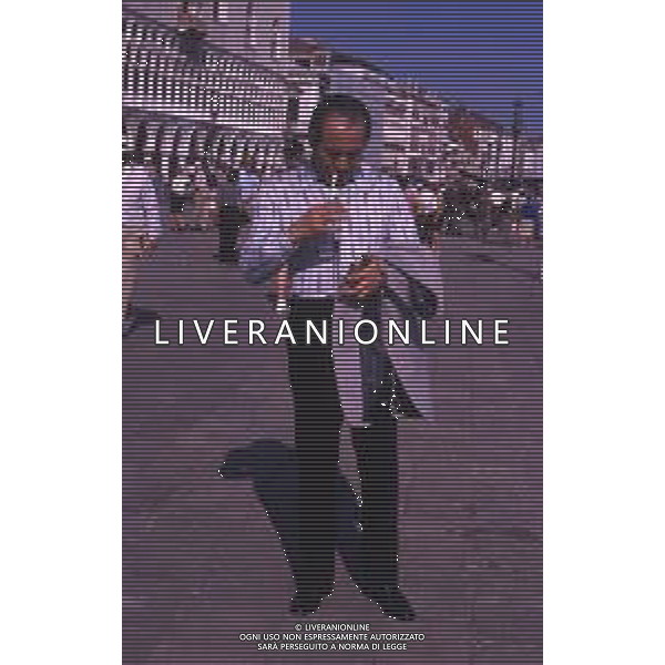 RETROSPETTIVA TOSHIRO MIFUNE REGISTA NELLA FOTO TOSHIRO MIFUNE A VENEZIA NELL\'ANNO 1989 CON LA FAMIGLIA AG ALDO LIVERANI SAS 