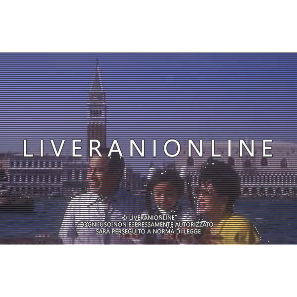 RETROSPETTIVA TOSHIRO MIFUNE REGISTA NELLA FOTO TOSHIRO MIFUNE A VENEZIA NELL\'ANNO 1989 CON LA FAMIGLIA AG ALDO LIVERANI SAS 