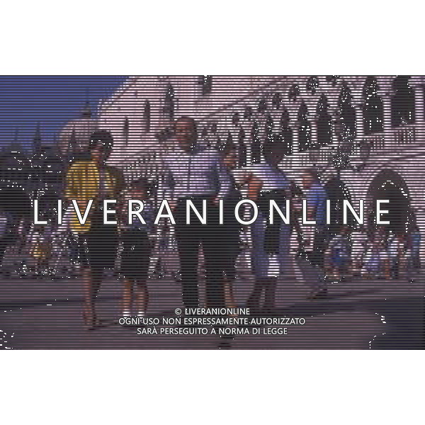 RETROSPETTIVA TOSHIRO MIFUNE REGISTA NELLA FOTO TOSHIRO MIFUNE A VENEZIA NELL\'ANNO 1989 CON LA FAMIGLIA AG ALDO LIVERANI SAS 