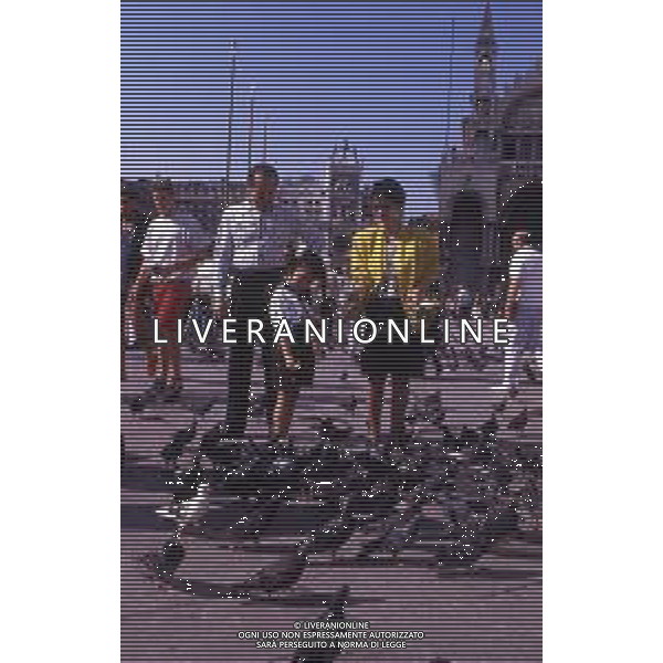 RETROSPETTIVA TOSHIRO MIFUNE REGISTA NELLA FOTO TOSHIRO MIFUNE A VENEZIA NELL\'ANNO 1989 CON LA FAMIGLIA AG ALDO LIVERANI SAS 