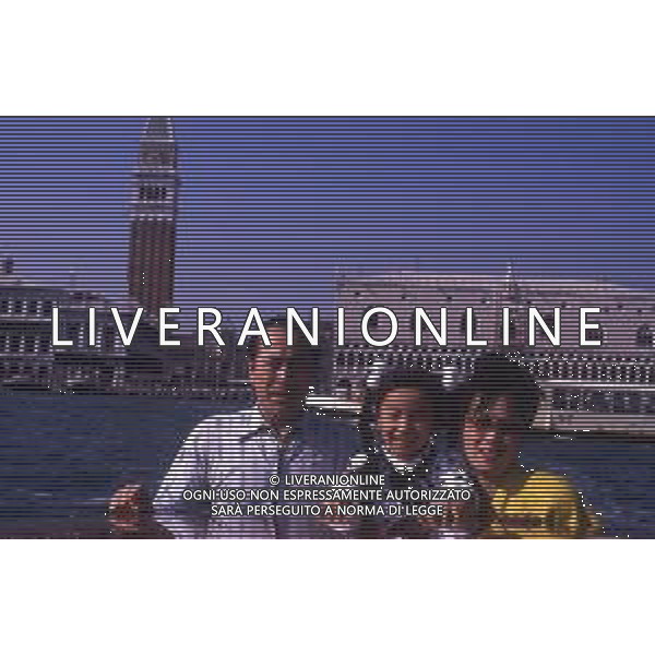 RETROSPETTIVA TOSHIRO MIFUNE REGISTA NELLA FOTO TOSHIRO MIFUNE A VENEZIA NELL\'ANNO 1989 CON LA FAMIGLIA AG ALDO LIVERANI SAS 