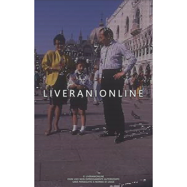 RETROSPETTIVA TOSHIRO MIFUNE REGISTA NELLA FOTO TOSHIRO MIFUNE A VENEZIA NELL\'ANNO 1989 CON LA FAMIGLIA AG ALDO LIVERANI SAS 