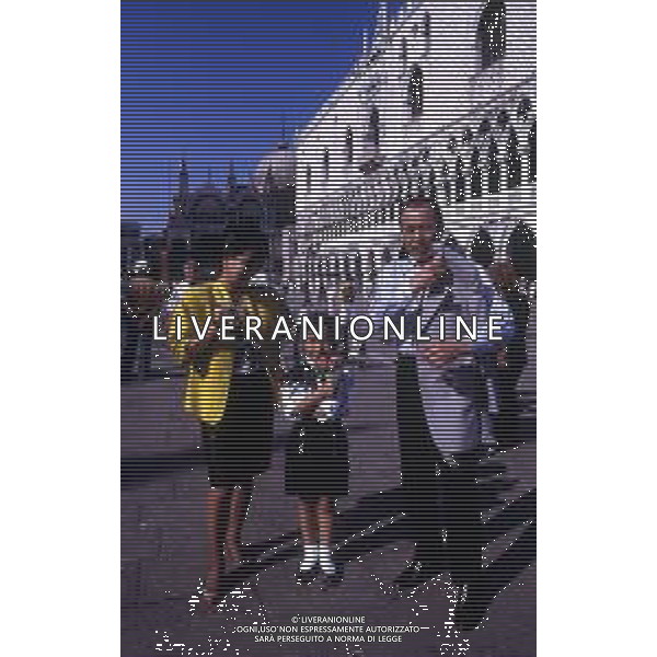 RETROSPETTIVA TOSHIRO MIFUNE REGISTA NELLA FOTO TOSHIRO MIFUNE A VENEZIA NELL\'ANNO 1989 CON LA FAMIGLIA AG ALDO LIVERANI SAS 