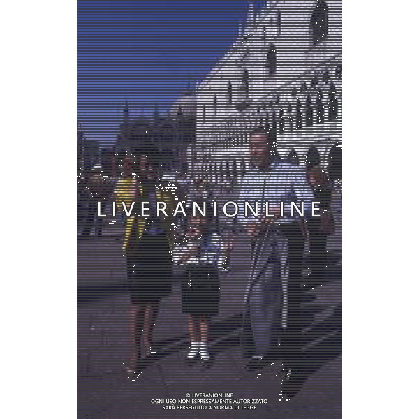 RETROSPETTIVA TOSHIRO MIFUNE REGISTA NELLA FOTO TOSHIRO MIFUNE A VENEZIA NELL\'ANNO 1989 CON LA FAMIGLIA AG ALDO LIVERANI SAS 