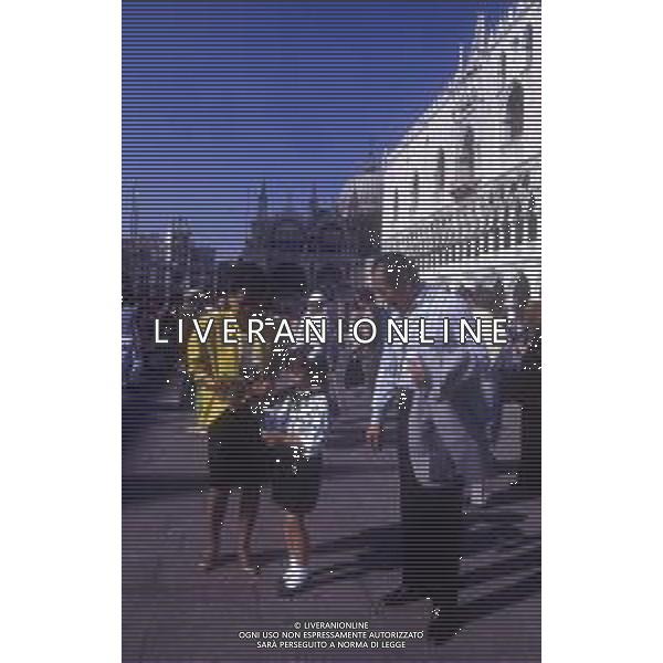 RETROSPETTIVA TOSHIRO MIFUNE REGISTA NELLA FOTO TOSHIRO MIFUNE A VENEZIA NELL\'ANNO 1989 CON LA FAMIGLIA AG ALDO LIVERANI SAS 