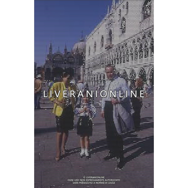 RETROSPETTIVA TOSHIRO MIFUNE REGISTA NELLA FOTO TOSHIRO MIFUNE A VENEZIA NELL\'ANNO 1989 CON LA FAMIGLIA AG ALDO LIVERANI SAS 