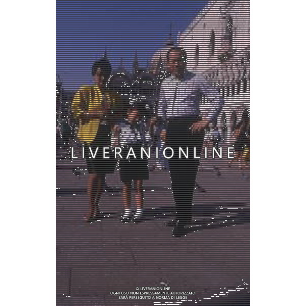 RETROSPETTIVA TOSHIRO MIFUNE REGISTA NELLA FOTO TOSHIRO MIFUNE A VENEZIA NELL\'ANNO 1989 CON LA FAMIGLIA AG ALDO LIVERANI SAS 
