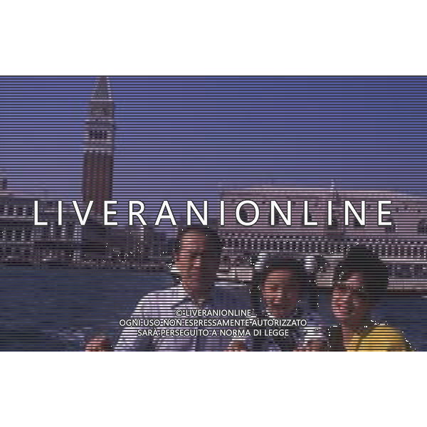 RETROSPETTIVA TOSHIRO MIFUNE REGISTA NELLA FOTO TOSHIRO MIFUNE A VENEZIA NELL\'ANNO 1989 CON LA FAMIGLIA AG ALDO LIVERANI SAS 