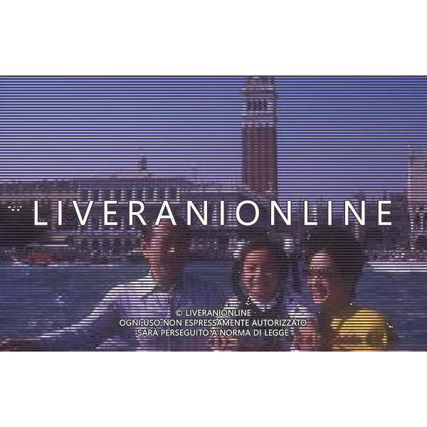 RETROSPETTIVA TOSHIRO MIFUNE REGISTA NELLA FOTO TOSHIRO MIFUNE A VENEZIA NELL\'ANNO 1989 CON LA FAMIGLIA AG ALDO LIVERANI SAS 