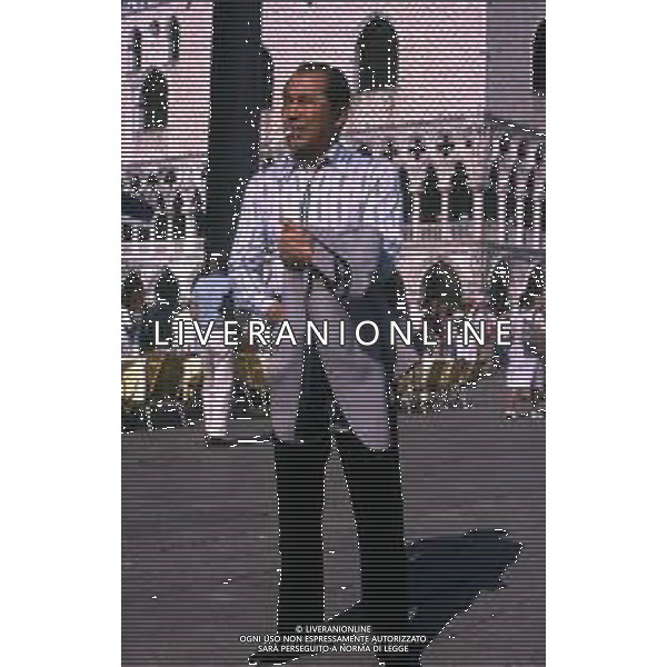 RETROSPETTIVA TOSHIRO MIFUNE REGISTA NELLA FOTO TOSHIRO MIFUNE A VENEZIA NELL\'ANNO 1989 CON LA FAMIGLIA AG ALDO LIVERANI SAS 