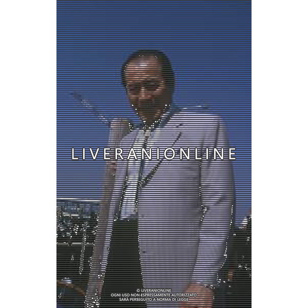 RETROSPETTIVA TOSHIRO MIFUNE REGISTA NELLA FOTO TOSHIRO MIFUNE A VENEZIA NELL\'ANNO 1989 CON LA FAMIGLIA AG ALDO LIVERANI SAS 