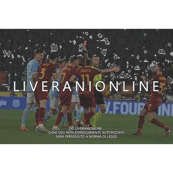 Lazio vs Roma Campionato Serie A TIM - 27 Giornata - Stadio Olimpico - Roma 19-03-2023 nella foto arbitro Massa estrae il cartellino rosso per l\'espulsione di Ibanez ©Federico Gaetano / AGENZIA ALDO LIVERANI SAS