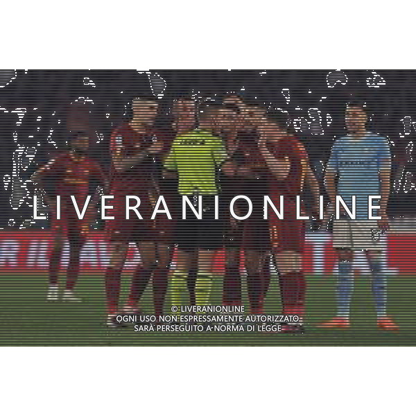 Lazio vs Roma Campionato Serie A TIM - 27 Giornata - Stadio Olimpico - Roma 19-03-2023 nella foto Proteste Roma con arbitro Massa dopo espulsione ibanez ©Federico Gaetano / AGENZIA ALDO LIVERANI SAS