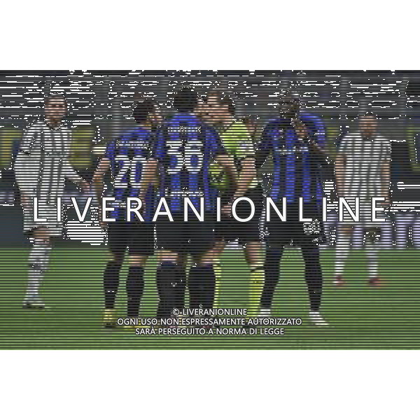 proteste Inter con l\'arbitro Daniele Chiffi di Padova Inter vs Juventus Milano 19-03-2023 Stadio Giuseppe Meazza - San Siro Campionato Serie A TIM - 27a giornata foto Roberto Garavaglia/ag. Aldo Liverani sas/ AGENZIA ALDO LIVERANI SAS